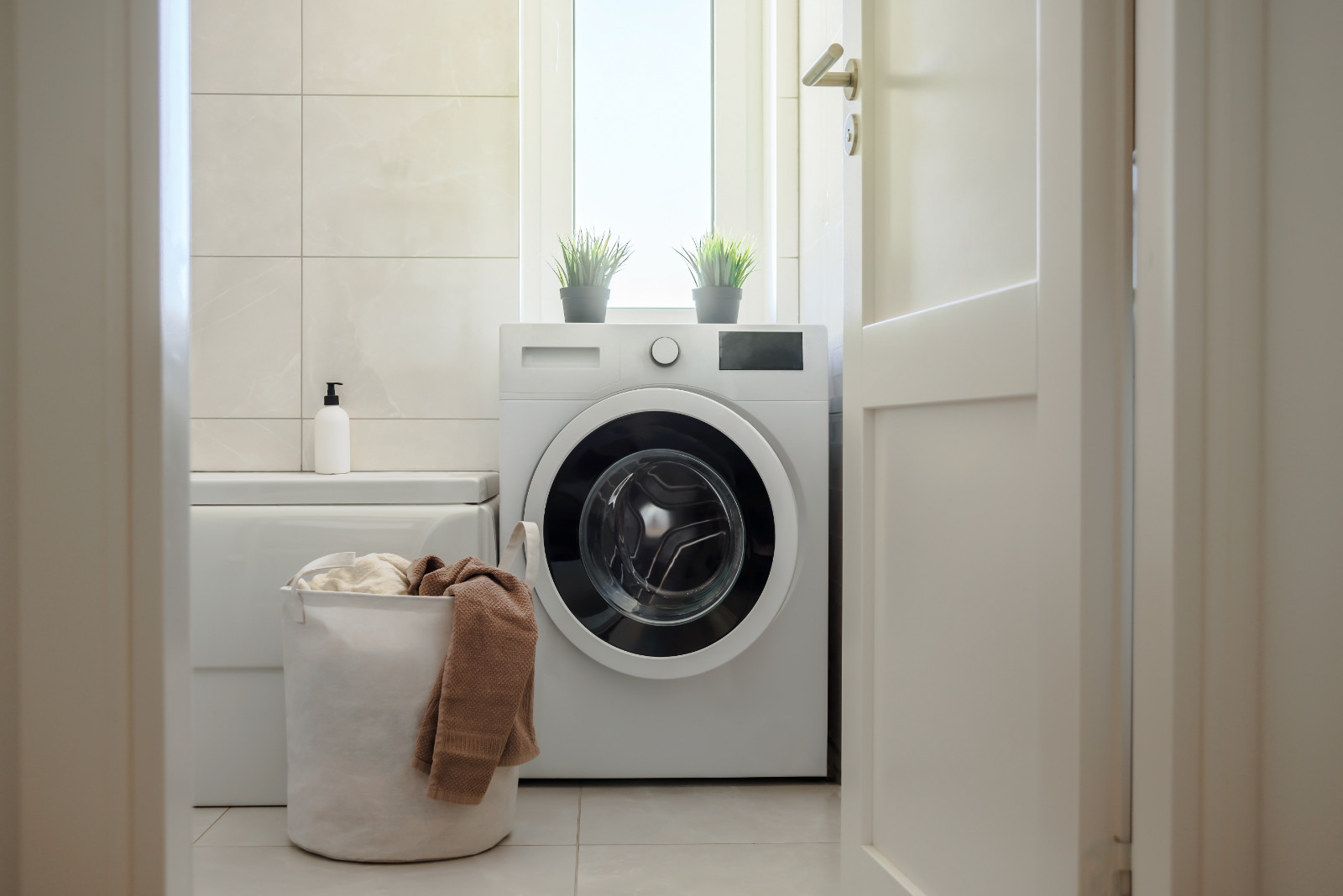 Praktische Oplossing: Wasmachine Wegwerken In De Badkamer